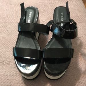 Fashion nova black/white platform sandals